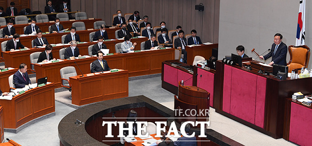 개의를 알리는 김재원 예산결산특별위원회 위원장(오른쪽)