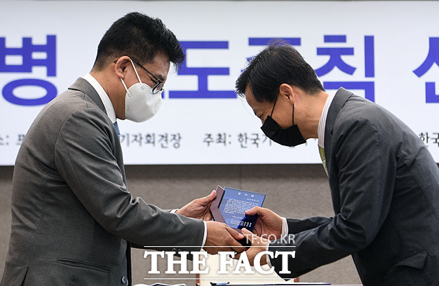 김동훈 한국기자협회 회장(왼쪽)이 권태훈 감염병보도준칙 제정 위원장에게 감사패를 전달하고 있다.
