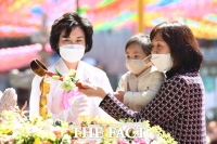 [TF포토] '아기부처님 직접 씻겨보아요'