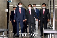 [TF포토] 더불어민주당 성범죄 진상조사단 회의 참석하는 심재철-곽상도