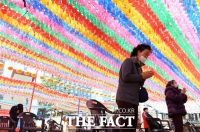 [TF포토] 화려한 오색연등 속 기도하는 교인들