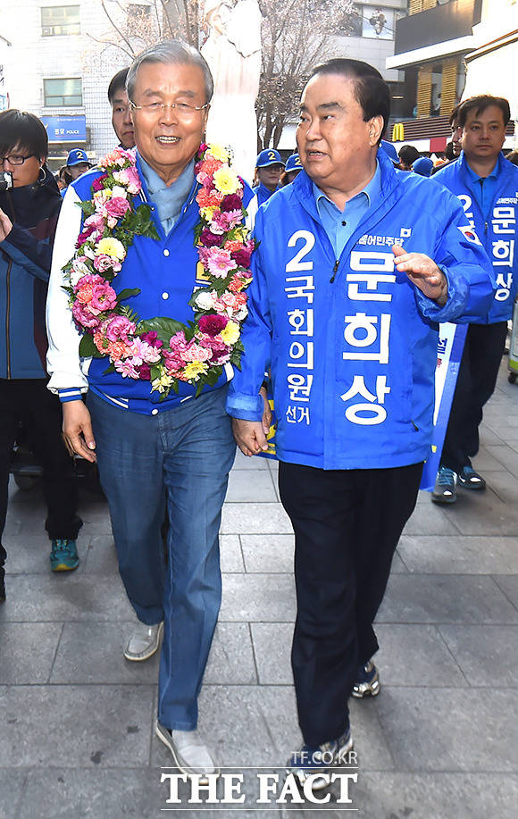 2016년 4월 8일, 김종인 더불어민주당 비대위 대표(왼쪽)가 경기 의정부역 일대를 찾아 20대 총선 의정부갑에 출마한 문희상 후보와 함께 유세를 하고 있다.