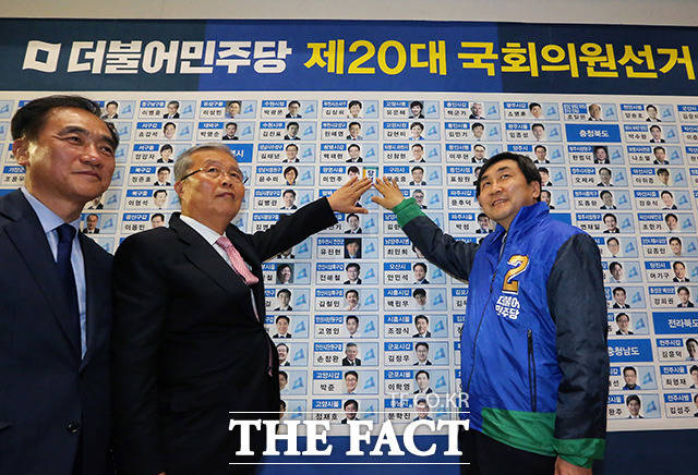 2016년 4월 13일, 김종인 더불어민주당 비대위 대표(가운데)와 이종걸 원내대표가 국회 의원회관에 마련된 20대 총선 종합상항실에서 당선자 스티커를 붙이고 있다.