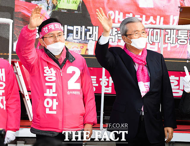 2020년 4월 12일, 서울 종로구에 출마한 황교안 미래통합당 후보(왼쪽)와 함께 지지를 호소하는 김종인 위원장.