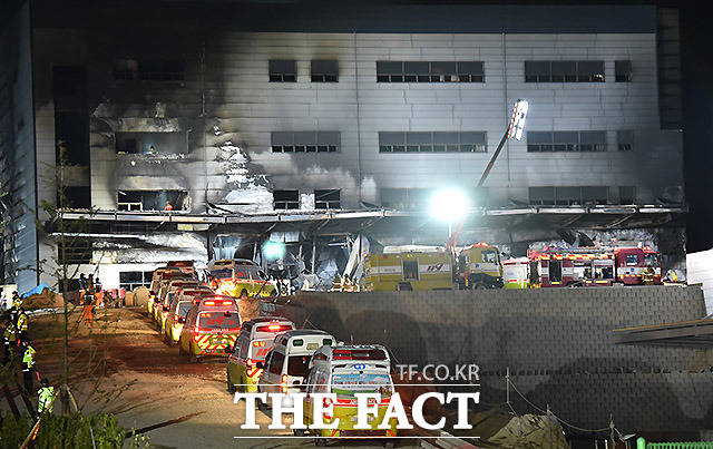 29일 오후 경기 이천시 모가면의 한 물류창고 공사장 화재 현장에서 소방대원들이 수색 및 사고 수습 작업을 하고 있다. /이천=뉴시스