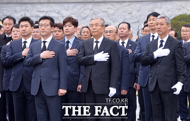 2017년 4월 6일, 대선 출마를 선언한 김종인 전 더불어민주당 비대위 대표(가운데)가 국립서울현충원에서 참배한 뒤 국민의례를 하고 있다.