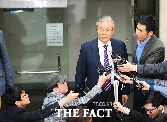 2016년 3월 22일, 문재인 전 대표를 만난 뒤 비대위 회의에 참석하기 위해 자택을 나서는 김종인 비대위 대표.