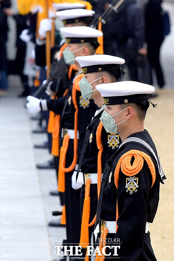 마스크 행렬 1일 오전 서울 동작구 국립현충원에서 마스크를 착용한 의장대원들이 도열해 있다.