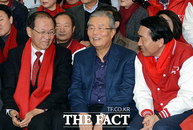 2012년 12월 19일, 새누리당 당사에서 제18대 대통령 선거 개표 상황을 지켜보는 김종인 국민행복추진위원회 위원장(가운데).