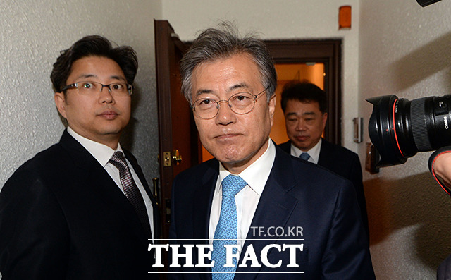 2016년 3월 22일, 당무를 거부한 김종인 전 비대위 대표를 설득하기 위해 김 대표 자택을 찾은 문재인 전 대표.