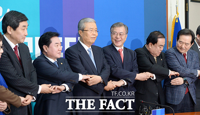 2016년 1월 5일, 더불어민주당 20대 총선 선거대책위원장으로 영입된 김종인 전 새누리당 국민행복추진위원장(왼쪽 세번째)이 국회에서 문재인 대표(왼쪽 네번째)와 손을 잡고 있다.