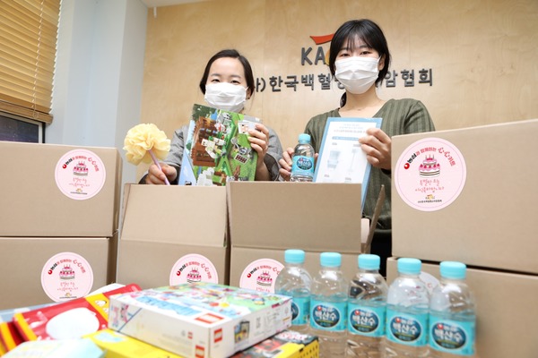 농심은 오는 5월부터 한국백혈병소아암협회와 함께 백혈병소아암 환아 가정에 축하 선물세트를 보내는 심심키트 프로그램을 진행한다고 29일 밝혔다. /농심 제공