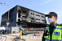 [TF포토] 화재 흔적 그대로...'뼈대만 남은 이천 물류창고'