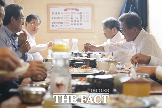 문재인 대통령이 1일 오후 서울 종로구 한 식당에서 수석, 보좌관들과 점심 식사를 하고 있다. /청와대 제공