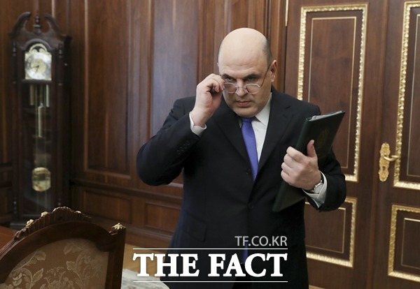 코로나19 확진 판정을 받은 미하일 미슈스틴 러시아 총리는 30일(현지시간) 정부 각료 및 대통령과는 전화와 화상으로 주요 문제를 협의하며 정상적으로 업무를 계속할 것이라고 말했다. /AP.뉴시스