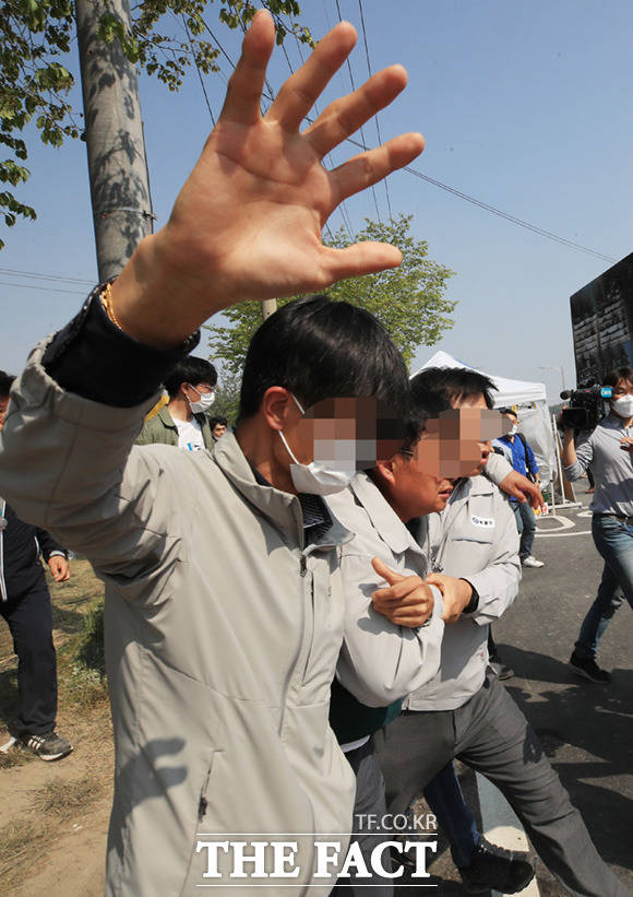 거세게 저항하는 시공사 관계자들