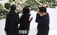 [TF포토] 눈물 훔치는 유가족