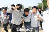 [TF포토] 유가족 면담 뒤 실려나가는 시공사 대표