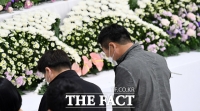 [TF포토] 묵념하는 유가족들
