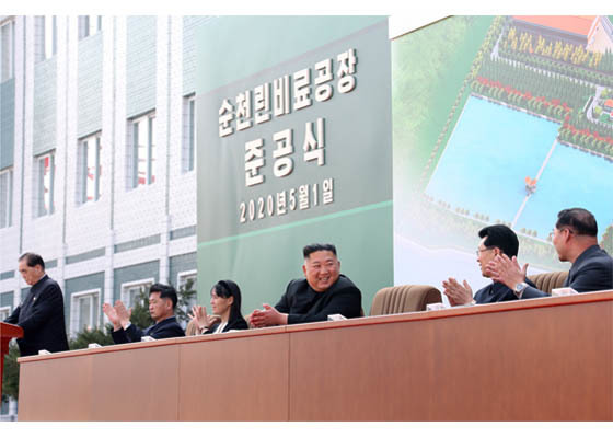 지난 20일 동안 모습을 보이지 않아 갖가지 억측과 소문을 자아낸 북한 김정은 국무위원장이 지난 1일 평안남도 순천에 있는 인비료공장 준공식에 참석했다고 노동신문이 2일 보도했다. /노동신문 캡처