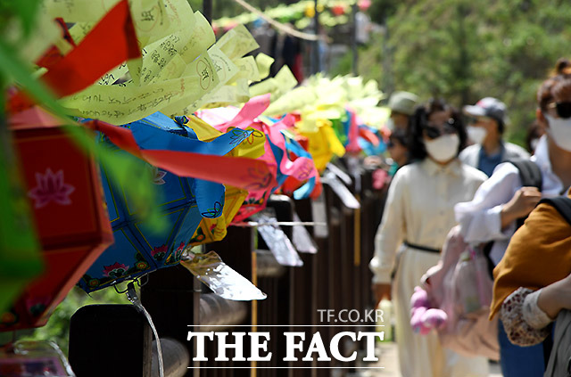 고강도 사회적 거리두기를 지나 지난달 20일부터 완화된 사회적 거리두기로 코로나19 방역방침이 전환된 가운데 3일 오후 강원도 양양군 낙산사에 많은 관광객들로 붐비고 있다. /이효균 기자