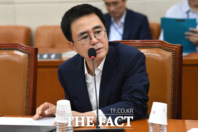 미래통합당 김태흠 의원이 3일 서울 여의도 국회에서 당 원내대표 출마 의사를 밝혔다. 사진은 김태흠 의원이 지난 7월 국회에서 발언하는 모습. /남윤호 기자
