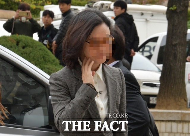 검찰이 정경심 동양대학교 교수에 대해 추가 구속영장을 청구한 것을 놓고 법원이 이번 주 판단을 내린다. 사진은 지난해 10월 구속 전 피의자심문(영장실질심사)를 위해 서울중앙지법에 출석, 법정으로 향하는 정 교수의 모습. /이덕인 기자