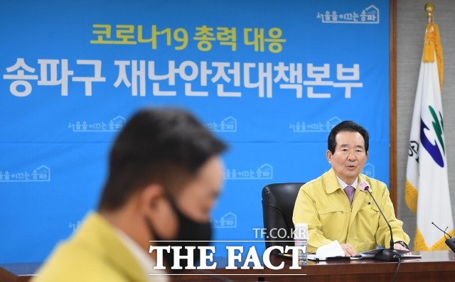 정세균 국무총리가 3일 코로나19 중앙방역대책본부회의에서 사회적 거리두기를 종료한다고 밝혔다. 사진은 정세균 국무총리가 지난달 31일 서울 송파구청에서 열린 코로나19 자가격리 실태 현장점검에 참석해 모두 발언을 하고 있는 모습. /이새롬 기자