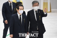 [TF포토] 유가족과 면담 나서는 정세균-이재갑