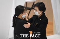 [TF포토] 유가족 위로하는 김현미