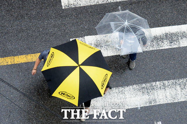 기상청에 따르면 어린이날이자 입하인 오늘(5일) 전국 곳곳에 비가 내리면서 때 이른 더위가 한풀 꺾이는 날씨가 되겠다. /더팩트 DB