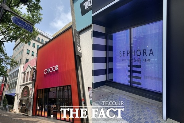 토종 뷰티 편집숍 시코르(왼쪽)가 오픈 3년여 만에 31호점을 오픈하며 외연 확대에 속도를 높이고 있지만, 글로벌 뷰티 편집숍의 원조 격인 세포라는 코로나19 여파와 각종 규제로 인해 더딘 성장세를 보이고 있다. /문수연 기자