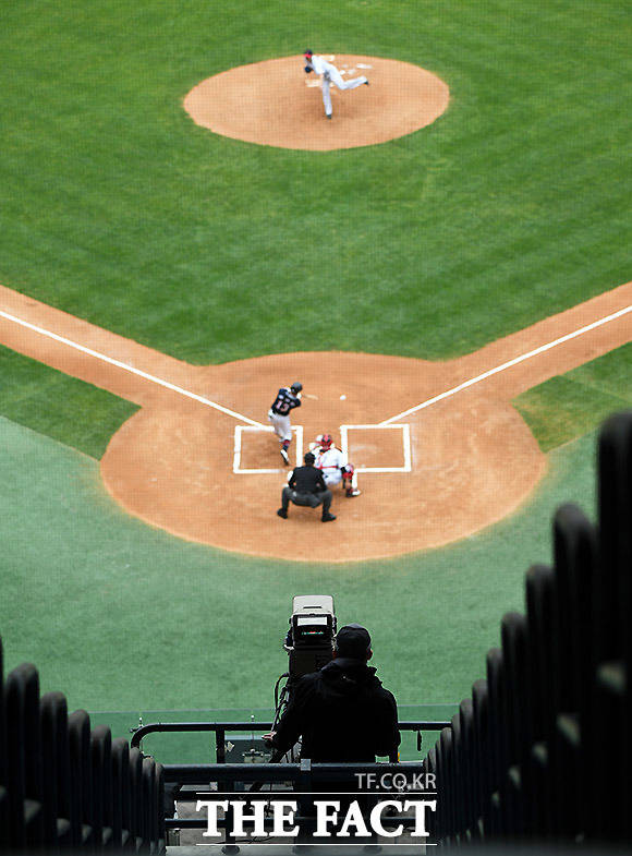 프로야구 한화 이글스가 11년 만에 개막전에서 승리, 9전 10기에 성공했다. 사진은 코로나19 여파로 무기한 연기됐던 2020시즌 프로야구(KBO) 개막전 두산 베어스와 LG 트윈스 경기./잠실=이효균 기자