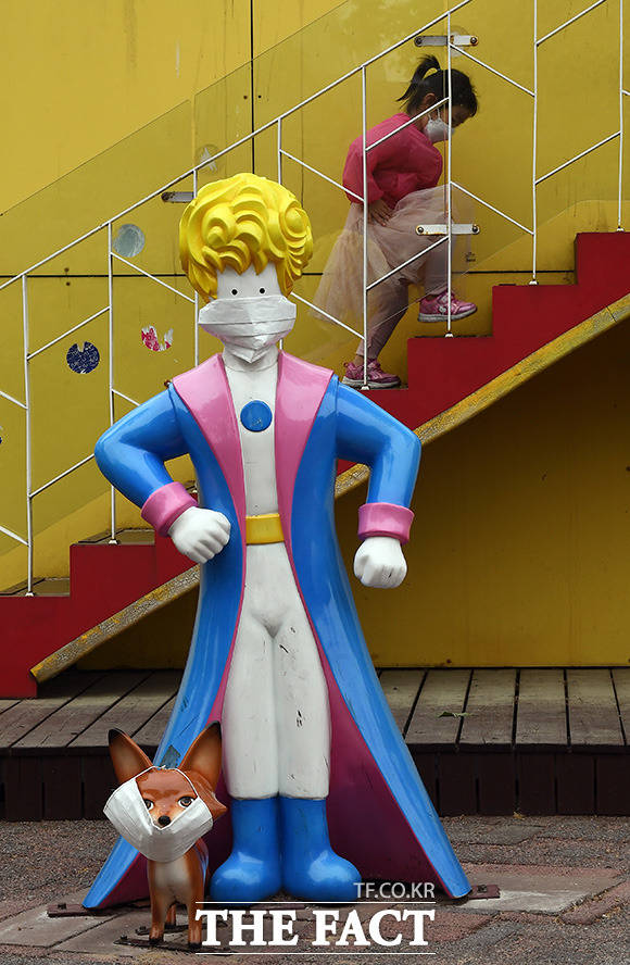 어린이날인 5일 오후 서울 광진구 어린이대공원에 설치된 어린왕자 조각상에 마스크가 씌워져 있다. /이동률 기자