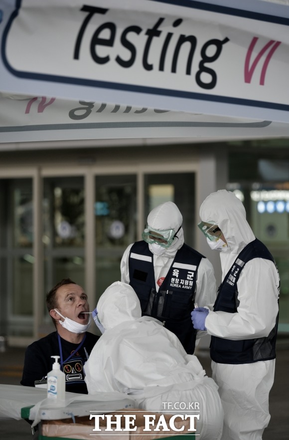 지난 3월 27일 인천국제공항에 마련된 선별진료소에서 외국인 입국자가 코로나19 진단을 받고 있다. /이덕인 기자