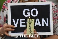 [TF포토] '동물들을 위한 촛불'