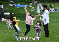 [TF포토] 동심 자극하는 비누방울