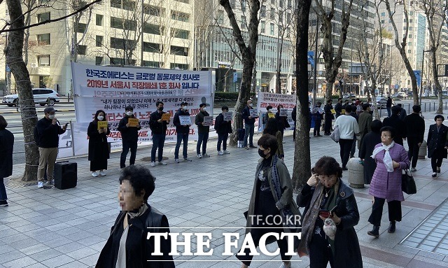 김용일(맨 왼쪽) 지회장을 포함한 한국조에티스 노조원들은 평일 정오 거리 앞 집회를 6개월 째 이어가고 있다. /김용일 지회장 제공