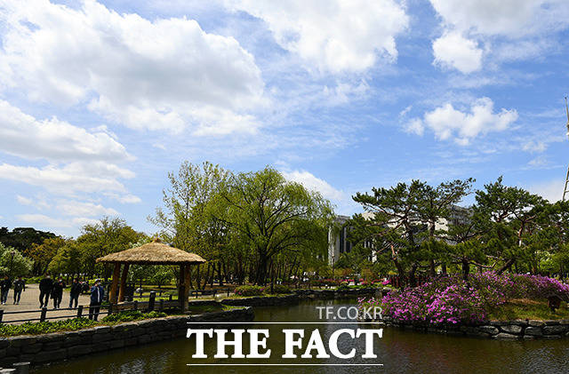 7일은 전국이 대체로 맑고 아침 최저기온 7~14도, 낮 최고기온 18~27도를 기록하겠다./이동률 기자