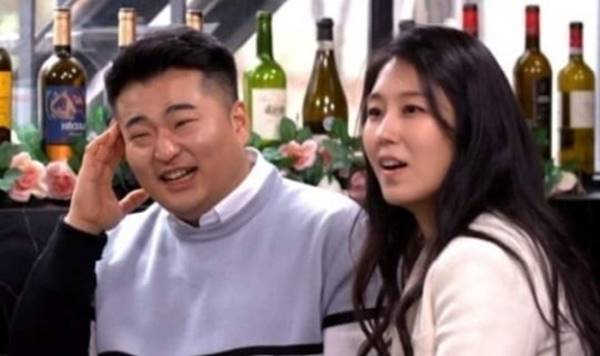 김유진 PD(오른쪽)가 극단적 선택 후 의식을 회복해 예비 신랑인 이원일 셰프(왼쪽)와 가족들이 함께 간호하고 있다고 전해졌다. /MBC 부러우면 지는 거다 캡처