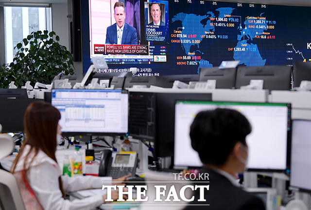 코스피가 뉴욕증시 상승 영향 등에 힘입어 급등 출발한 뒤 개인과 기관의 수급에 1%가량 상승을 유지하고 있다. 6일 오전 11시 43분 현재 코스피는 전일대비 14.87포인트(+0.78%) 오른 1910.24선을 나타내고 있다. /이선화 기자