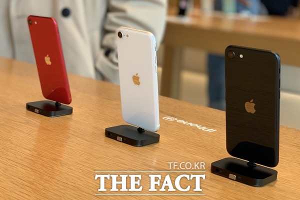 애플은 블랙, 레드, 화이트 등 3가지 색상의 아이폰SE를 출시했다. /최수진 기자