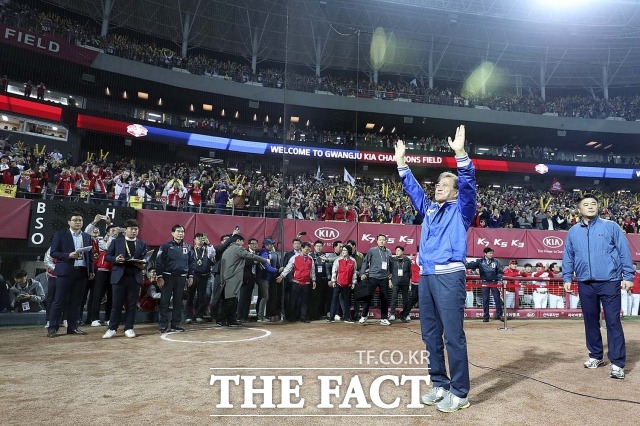 문재인 대통령은 6일 전날(5일) 프로야구 개막과 관련해 세계가 한국 프로야구 개막을 통해 어떻게 방역과 일상을 공존시키면서 스포츠를 즐길 수 있을지 유심히 지켜보며 배우게 될 것이라고 강조했다. 사진은 지난 2017년 광주-KIA챔피언스필드에서 열린 한국시리즈 1차전 경기에서 시구 후 관중석을 향해 손을 흔드는 모습. /더팩트 DB