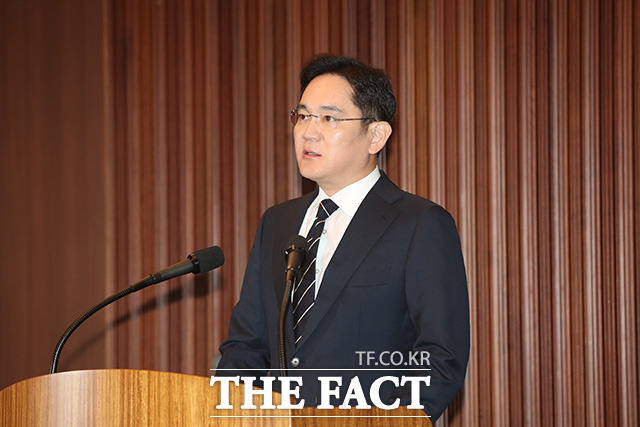 이재용 삼성전자 부회장이 6일 오후 서울 서초구 삼성사옥에서 경영권 승계 및 노동조합 문제 등과 관련해 대국민 사과문을 발표를 하고 있다. /이동률 기자