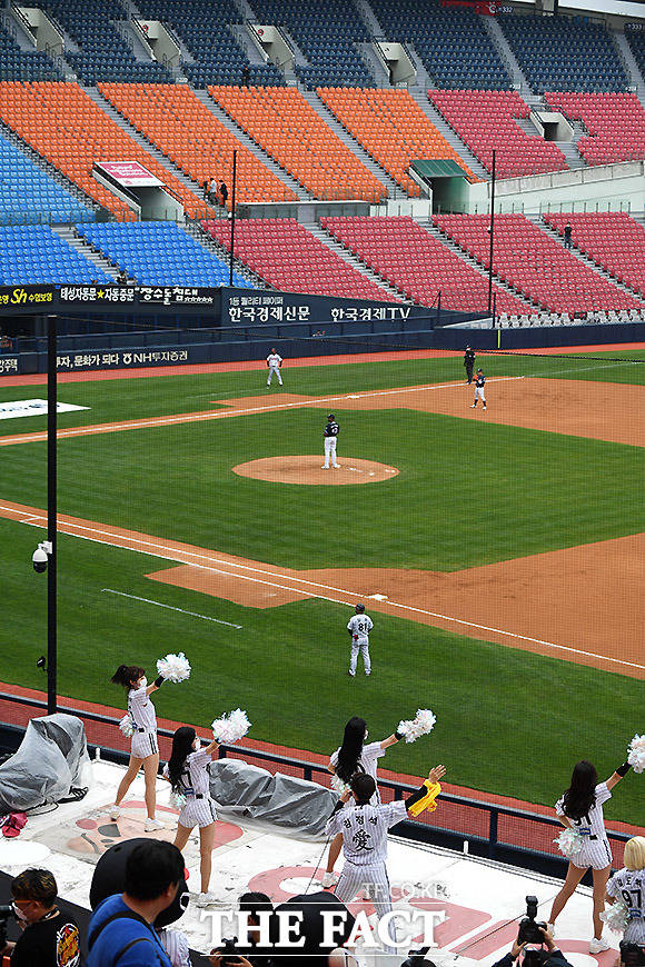 케이토토는 야구토토 스페셜 및 매치 2회차의 발매를 오는 6일(수) 오후 6시20분에 마감한다.사진은 5일 개막한 잠실구장의 2020시즌 프로야구(KBO) 개막전 두산 베어스와 LG 트윈스 경기./잠실=이효균 기자