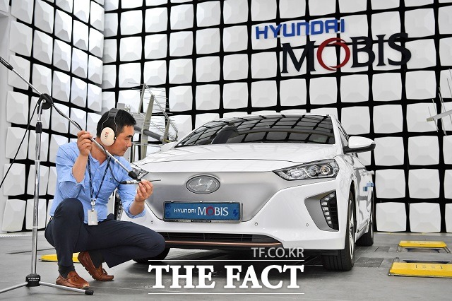 현대모비스가 전가치의 그릴 커버 자체를 스피커의 구성품으로 활용해 가상 엔진 사운드를 구현하는 기술을 개발했다고 6일 밝혔다. 현대모비스 관계자가 외부의 전파와 음향이 차단된 전파무향실에서 그릴 커버를 활용한 가상 엔진 사운드시스템을 실차에 적용해 성능시험을 하고 있다. /현대모비스 제공