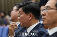 [TF포토] 전해철, '입술이 마른다'