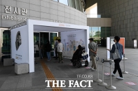 [TF포토] '생활 속 거리두기' 유지하며 국립중앙박물관 입장하는 시민들