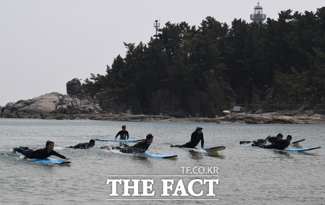 금요일인 오늘(8일)은 낮부터 차차 흐려진 뒤 오후 늦게 서해안부터 비가 내리겠다. /더팩트 DB