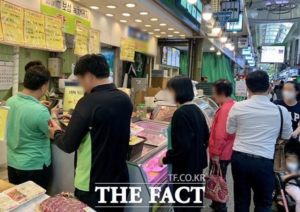 서울 마포구 소재 전통시장 내 정육점 앞에는 고기를 사려는 사람들이 줄이 이어졌다. /마포=이민주 기자